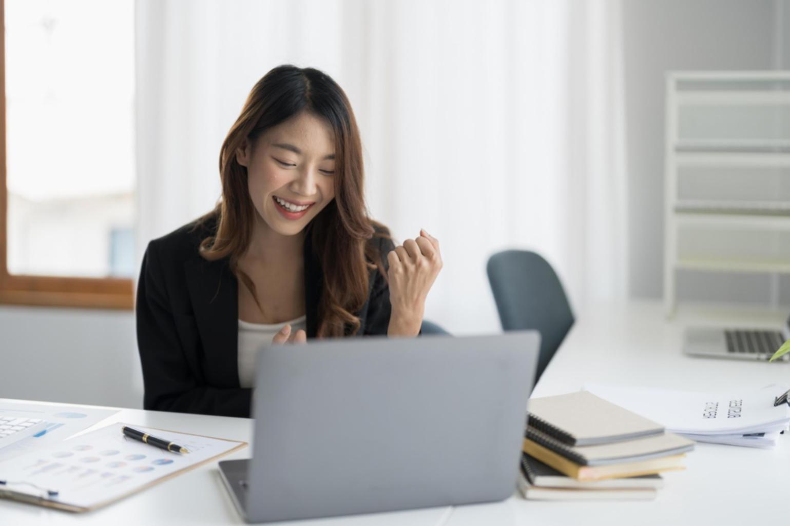 Analyse financière en cours avec graphiques et tableaux détaillés
