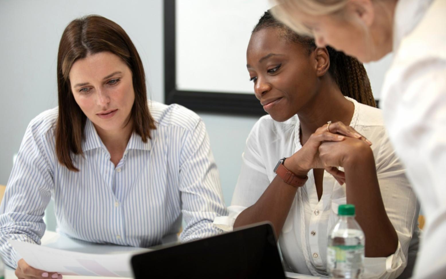 Vue d'ensemble d'un bureau avec outils de gestion financière et documents d'analyse