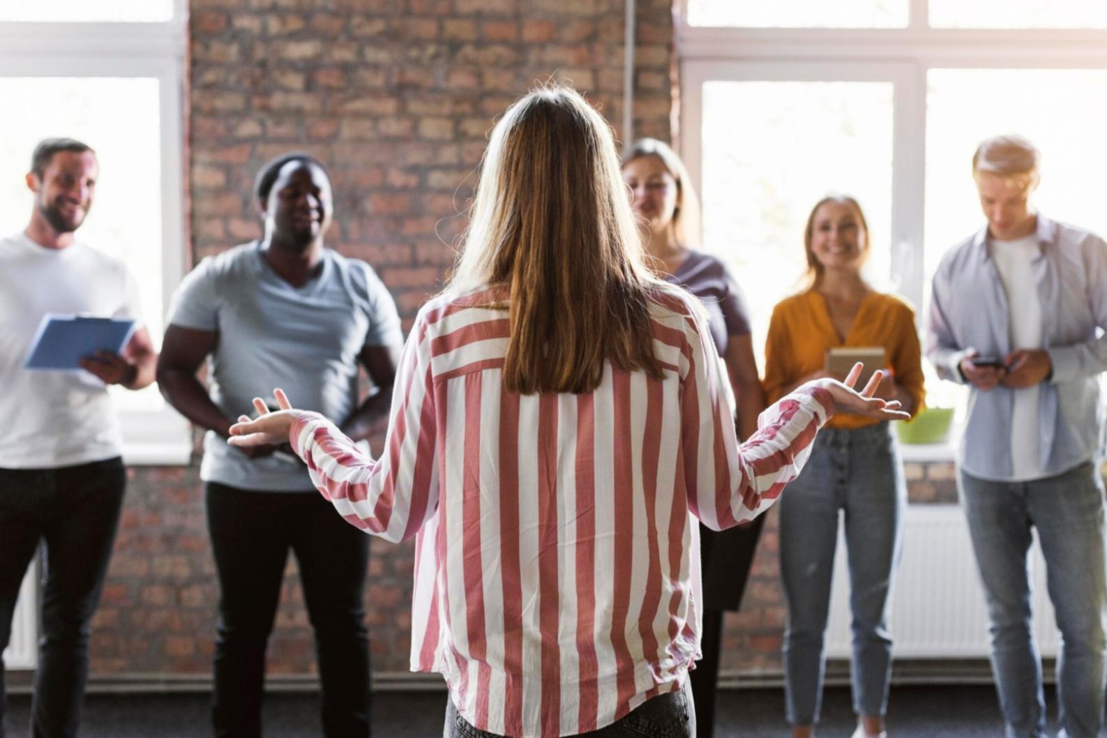 Équipe en réunion analysant des données financières